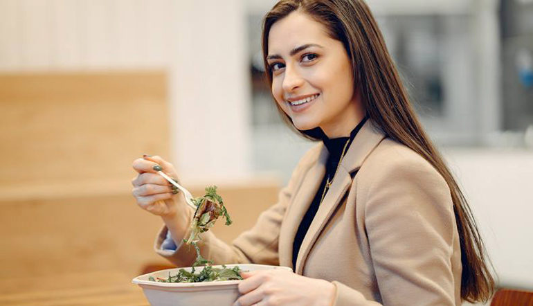 woman eating healthy lunch
