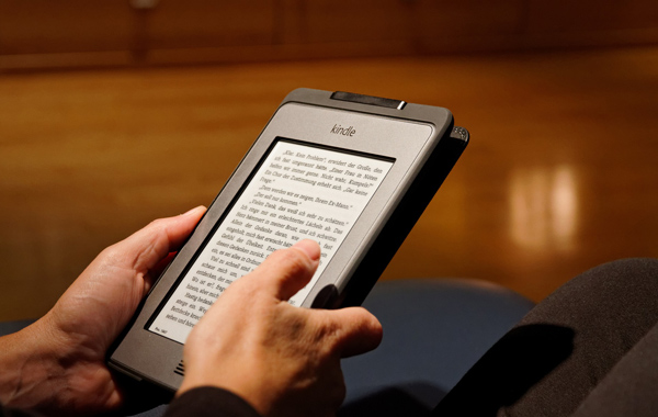 Person looking at an e-book on a Kindle e-reader