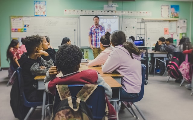 tutor giving instructions to students